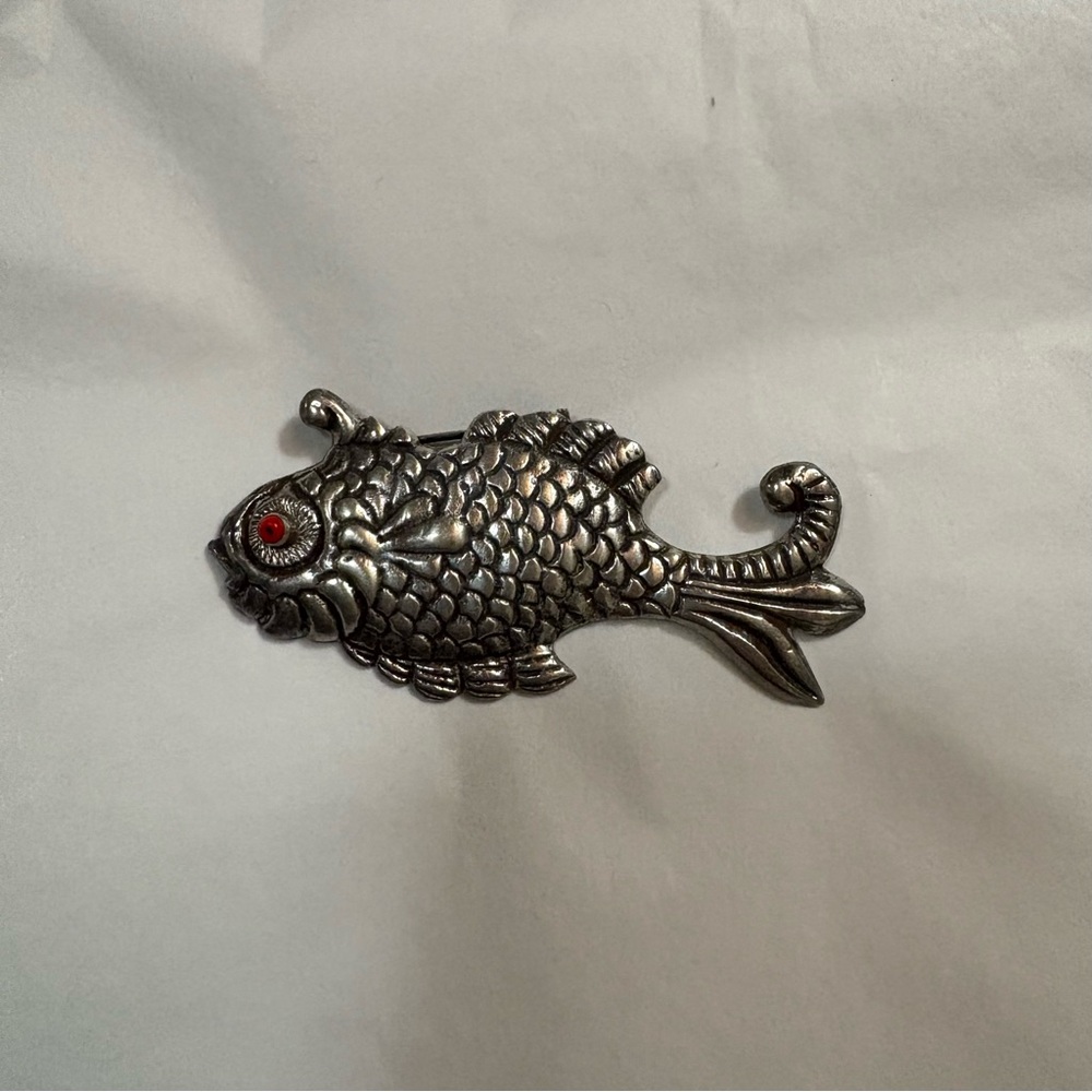 VGT Silver Fish-shaped Pendant Brooch Accessory Coral Eyes - Picture 5 of 5